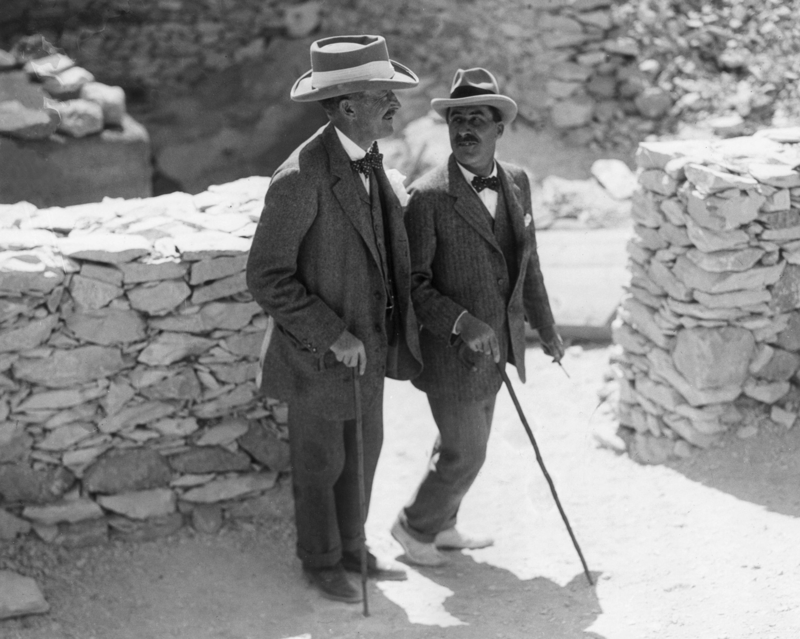 Howard Carter y Lord Carnarvon caminando juntos en la excavación de la tumba / Hulton Archive, Getty Images