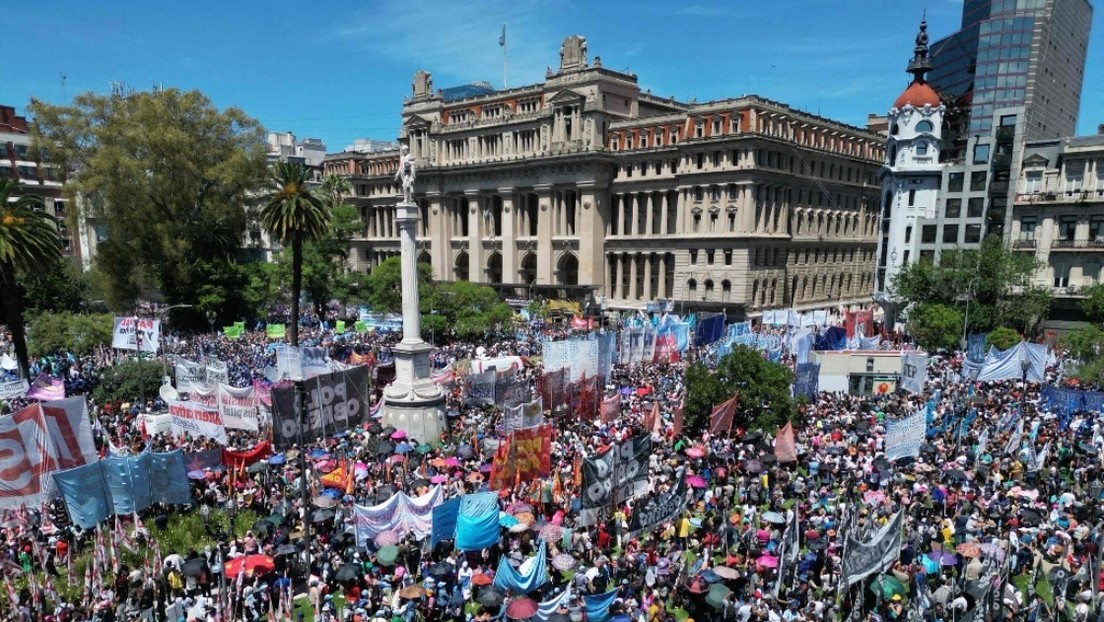 El Gobierno de Milei intima a gremios y agrupaciones políticas a pagar gastos por una protesta