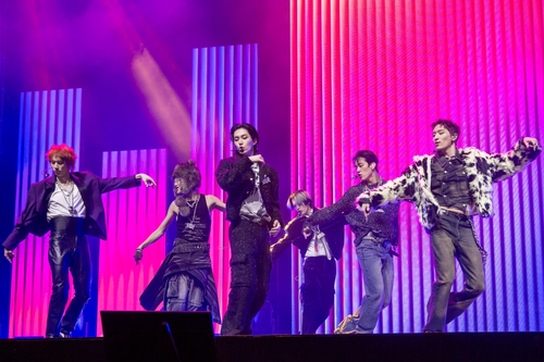 El grupo masculino de K-pop P1Harmony posa ante la cámara durante una actuación especial para los medios de su nuevo álbum de larga duración, 